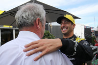 一発の速さに欠けていたルノーが2台ともQ3進出を果たし、ダニエル・リカルド（写真）は中団勢のポールポジションともいえる予選4位と健闘。3位だったフェラーリのルクレールから0.151秒遅れという立派なタイムで好位置を得た。ルノーとしては、2010年の日本GPでロバート・クビサが記録した3番グリッドに次ぐ2列目となった。レースでは、タイヤ交換後にメルセデスのボッタスと丁々発止とやり合いつつ、後ろからスタートしたフェルスタッペンにも先行を許し、結果6位。7位に入ったチームメイトのニコ・ヒュルケンベルグとともにチームにポイントを献上した。今季7戦し28点を獲得したルノーはコンストラクターズランキング5位。4位のマクラーレンに2点差まで詰め寄っている。（Photo=Renault Sport）