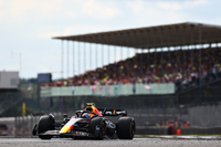 レッドブルのセルジオ・ペレス（写真）は2位でフィニッシュ。予選4位からスタート時の接触でウイングを壊し、修理のためのピットインで17位まで落ちるも、その後の挽回が見事だった。残り10周となったセーフティーカー明けで4位、その後はレッドブルのストレートスピードを生かしてルクレールやハミルトンとバトルを繰り広げ、2位の座を勝ち取った。（Photo=Getty Images / Red Bull Content Pool）