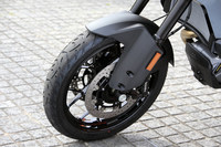 「1090アドベンチャー」に装着されるオンロードタイヤ「メッツラー・ツアランス ネクスト」。タイヤサイズは、前が110/80R19、後ろが150/70R17。