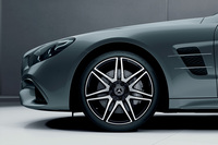 ハイグロスブラックペイント仕上げとなる19インチサイズのAMG 7ツインポークアルミホイール。