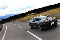 6代目「カマロ」には「アルファアーキテクチャー」と呼ばれるGM最新のプラットフォームが用いられており、アルミニウムやコンポジット素材の積極的な採用などにより、ホワイトボディーで60.5kg、車両重量で90.7kg以上の軽量化を実現。同時にボディー剛性も28%向上している。