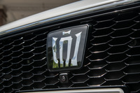 2代目「クラウン」で初めて採用された王冠のエンブレムは、デザインを変えつつ今日にも受け継がれている。（写真＝向後一宏）