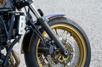 足まわりは、前がφ41mmの正立テレスコピックフォーク、後ろが水平リンク式モノサスペンションの組み合わせ。高い路面追従性と軽快なハンドリング、快適な乗り心地を同時に追求した調律となっている。