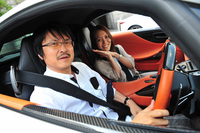 「レクサスLFA」のサウンドには東大卒の才媛も喜んでくれた。（写真＝池之平昌信）