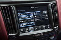 タッチスクリーンを介して、インフォテインメントシステムのほか、運転支援システムの設定も行える。