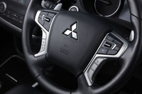 ステアリングホイールの右側スポークには、クルーズコントロールのスイッチがレイアウトされる。左側には、カーオーディオやハンズフリーシステムのスイッチが並ぶ。