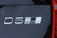 「D5」「Inscription」「AWD」と並んで貼られた「Polestar Engineerd」バッジ。