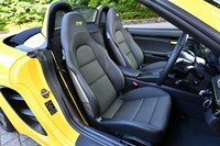 シートは背もたれの角度調整のみが電動で、前後と高さの調整は手動式。表皮のストライプの部分にはスポーツテックス（ファブリック）が使われる。