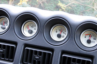 ダッシュボード中央の上部にならぶ4連メーター。右から2番目が燃費計である。さすがに針が動いている様子を目で確かめることはできないが、けっこうな頻度で「え？　もうこんなに!?」と2度見する。