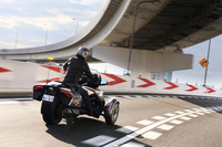 サスペンションはフロントがアンチロールバー付きのダブルウイッシュボーン式、リアがスイングアーム式で、ともにザックス製のショックアブソーバーが装備される。