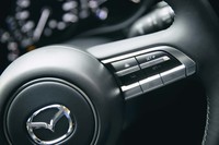 
	ステアリングホイールの右スポーク部にはクルーズコントロール機能のスイッチが配される。AT車は全車速追従機能付き。MT車の場合は30km/h以上で有効となっている。
	