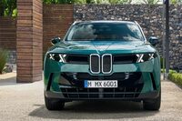 これまで同様、バンパーまわりを中心に複数のデザインが用意される新型「X5」のフロントマスクだが、いずれもコテコテな割に押し出し感は弱めで、狙いがいまいち分かりづらい。