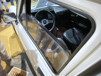 サイドウィンドウの厚さが、このクルマがただ者ではないことを物語っている。