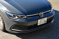 水平なグリルでワイド感が強調されたフロントまわり。「テクノロジーパッケージ」を選択した試乗車には、前走車や対向車を幻惑しないよう光を自動調節する「LEDマトリクスヘッドライト」が備わる。