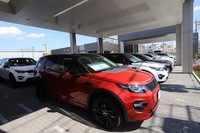 展示エリアに並べられた、ランドローバーとジャガーの認定中古車。