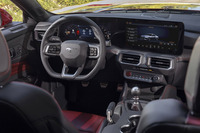 7代目「マスタング」のコックピット。12.4インチのメータークラスターと13.2インチのタッチ式ディスプレイを組み合わせた、横長の液晶パネルが目を引く。