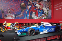 会場では、MotoGP優勝マシン「RC213V」（写真左）と、インディ500を制した「ダラーラDW12」がそろい踏み。