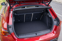 荷室容量は5人乗車時で380リッター。リアシートの背もたれを前方に倒すことで最大1200リッターにまで拡大できる。足の動きでリアゲートの開閉が行えるオートマチックテールゲートが「1シリーズ」全車に標準で装備される。