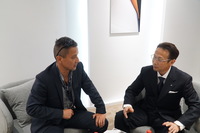 吉岡さん：中国で売られる「アルファード」の約40％が「エグゼクティブラウンジ」です。
	小沢：“走るビジネスクラス”が約半分とは！