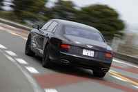 「フライングスパーW12 S」の動力性能は、0-100km/h加速が4.5秒、最高速は325km/h。ベントレーの4ドアモデルとして、初めて最高速が時速200マイル（約322km/h）を超えたとアピールされている。