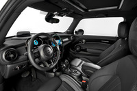 「MINIクーパーS 3ドア」のインテリア。内装デザインには家具やファッションのトレンドを取り入れているという。