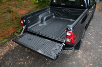 荷台の最大積載重量は500kg。寸法は、床面長が1565mm、開口幅が1380mm、最小床面幅（ホイールハウス間）が1105mm、荷台高が480mmとなっている。