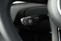 2017年1月のマイナーチェンジで、全車にアダプティブクルーズコントロールが標準装備となった。操作レバーはステアリングコラムの左側に備わる。