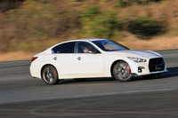 国産屈指のハイパフォーマンスセダンである「スカイライン400R」。販売台数に対する「スポーツリセッティング」の採用率は、「GT-R」に次いで高いという。