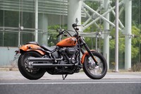 余計な外装をはぎ取ったかのような“ボバースタイル”が特徴の「ストリートボブ」。2021年モデルは排気量アップを反映し「ストリートボブ114」を名乗る。