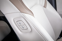 歴代「クラウン」でおなじみの助手席肩口にあるパワーシートスイッチ。運転席や後部座席から助手席のスライドとリクライニング操作が可能となる。