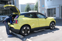 日本自動車鑑定協会による査定中。飛び石の痕などがあったものの、いずれも清算金が必要なレベルではなかったのでひと安心。