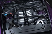 6.75リッター（6748cc）V12ツインターボエンジンは標準車の「カリナン」よりも29PSと50N・mアップの最高出力600PS、最大トルク900N・mを発生する。