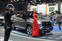 現地では「プリティ」と呼ばれるステージモデル。後ろの車両は日本未導入の「エクスパンダ― クロス」。