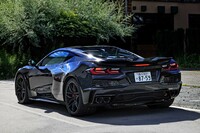 ゼネラルモーターズ（GM）が「ストリートリーガルレーシングカー」と表する「シボレー・コルベットZ06」。現行型はスタンダードモデルおよびレーシングモデルの「C8.R」と同時進行で開発が進められ、米本国では2022年夏に販売が開始された。