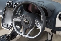 下半分にワンピースのアルミパーツが組み込まれたステアリングホイール。シフトパドルはコラム固定ではなく、リムに合わせて回転するタイプ。