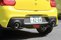 マフラーは真円タイプの左右2本出し。スポーティーな走りにあわせ、排気音にもチューニングがなされている。