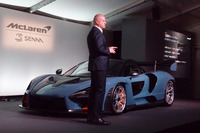 超高級車や、少量生産のモデルを手がける英国のメーカーが、そうした商品に理解のある日本市場へ寄せる期待は大きい。写真は「マクラーレン・セナ」の発表会において、同車の特徴を説明するエンジニアリング・デザイン・ディレクターのダン・パリー・ウィリアムス氏。