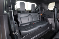 3列目シートは「G」「P」の2グレードに用意（Gでは2列5人乗り仕様も選択可能）。ヘッドレストと座面をたたみ、シート全体を回転させて足元スペースに落とし込むと、床面のフラットな荷室空間に早変わりする。