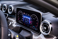 ひさしのないシンプルなメーターパネルは12.3インチの液晶タイプ。速度やエンジンの回転数、アシスタンスシステムの作動状況、ナビゲーションの案内など、ドライビングに必要な情報を表示。カラー表示のヘッドアップディスプレイも標準で装備されている。