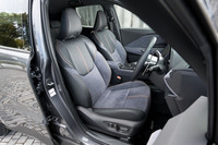 セミアニリン本革とスエード調表皮のコンビシート。運転席・助手席ともにシートヒーターが標準装備となる。調整機構は運転席が8wayの電動式、助手席が6wayの手動式だ。