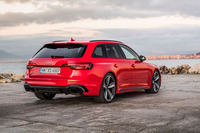 「アウディA4」よりも30mm拡幅されたブリスターフェンダーが、「RS 4アバント」独自の迫力を醸し出す。