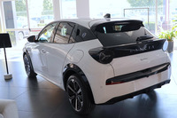 ウィンドウ下に弧を描きながら流れるショルダーラインは、その優雅さと対峙（たいじ）するかのように勇壮なテールランプユニットに続く。