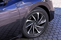 タイヤサイズは前後とも215/50R17 で、試乗車は「ブリヂストン・トランザER33」を装着していた。マットブラックのカラーを採用するホイールは「EX・ブラックスタイル」の専用アイテムとなる（デザインは「EX」と共通）。