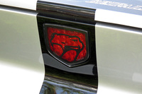 「バイパー」のリアに装備されたハイマウントストップランプ。点灯時にヘビのイラストが浮かび上がるとは知らなんだ。S氏にブレーキを踏んでもらい、撮影に成功した。