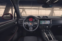 スムーズレザー仕上げのマルチファンクションスポーツステアリングホイールやシフトパドルが標準装備されている。