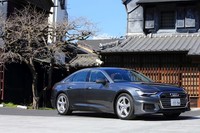 デイタイムランニングライトは、5本のラインが並ぶ特徴的なデザインを採用。