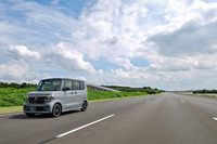 オプションの選択次第では、標準車と「カスタム」の機能面における差はほぼなくなるが、静粛性の高さではカスタムのほうが上手。またオーディオのスピーカーもカスタムのほうが充実している（標準車はスピーカーが4個、カスタムは6個）。軽自動車にも快適性を求める向きは、ご留意を。