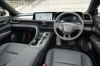 インテリアは、水平基調のダッシュボードと太くて高いセンターコンソールが特徴的。「ウォームスチール」と呼ばれるブロンズの金属装飾も目を引く。（写真：向後一宏）