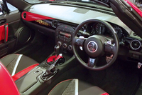 インテリアもエクステリアと同様、レッドの差し色でドレスアップされる。