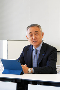 「ステランティス ブランドハウス」の構想について説明する打越社長。すでに一部ディーラー関係者による見学会も行っており、その反応は大変にポジティブだったようだ。